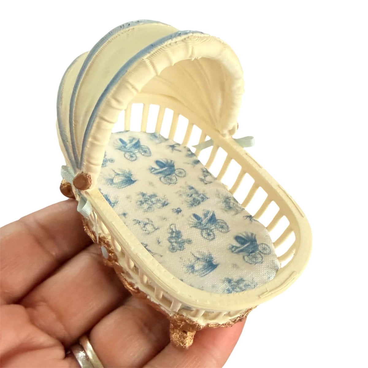 1:12 Baby or Zuru Baby Scale Bassinet for dollhouse
