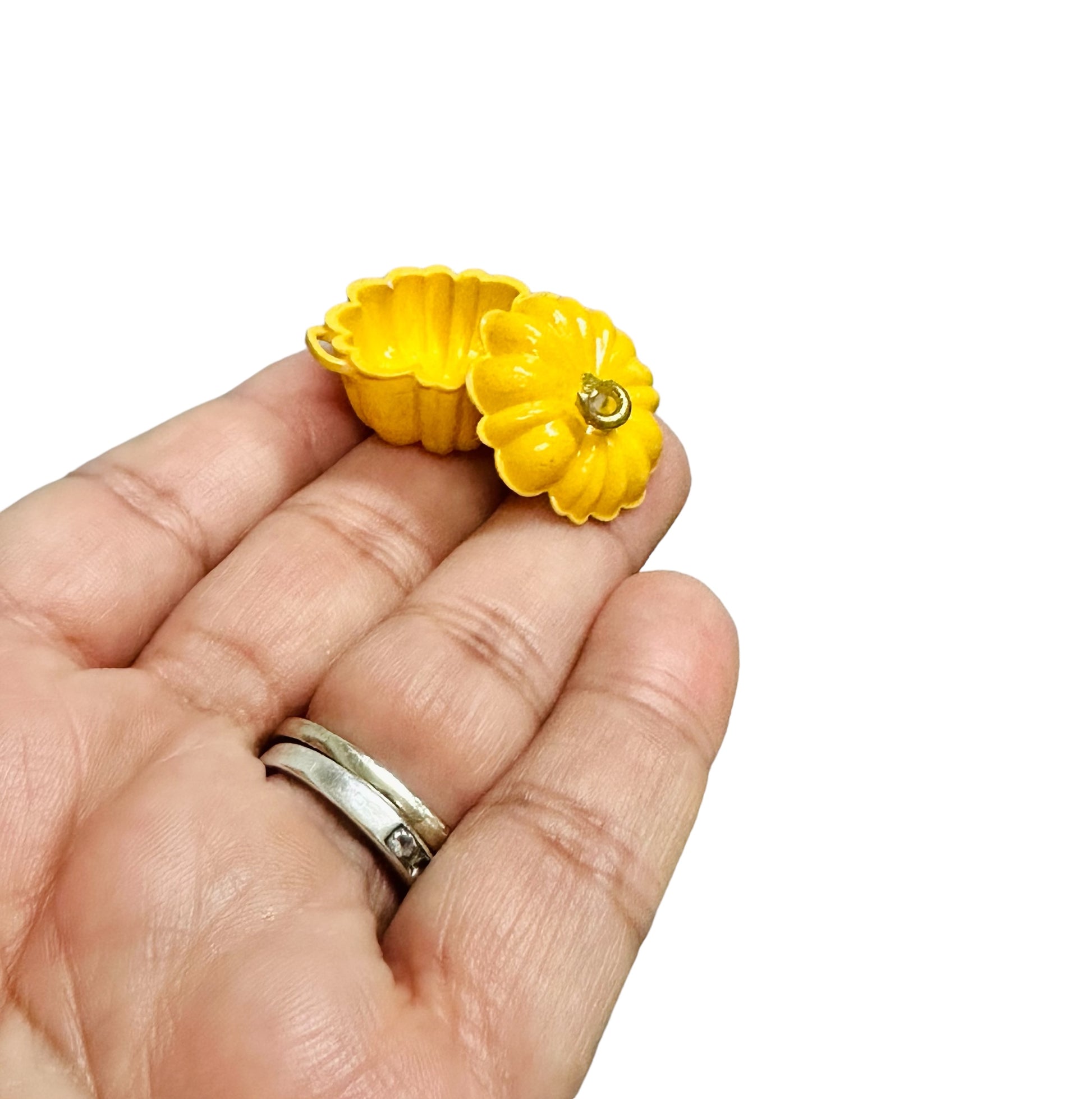 1:12 Yellow Pumpkin Dutch Oven  image 0